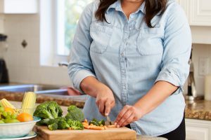 lutte-contre-obesite-femme-cuisine-legumes